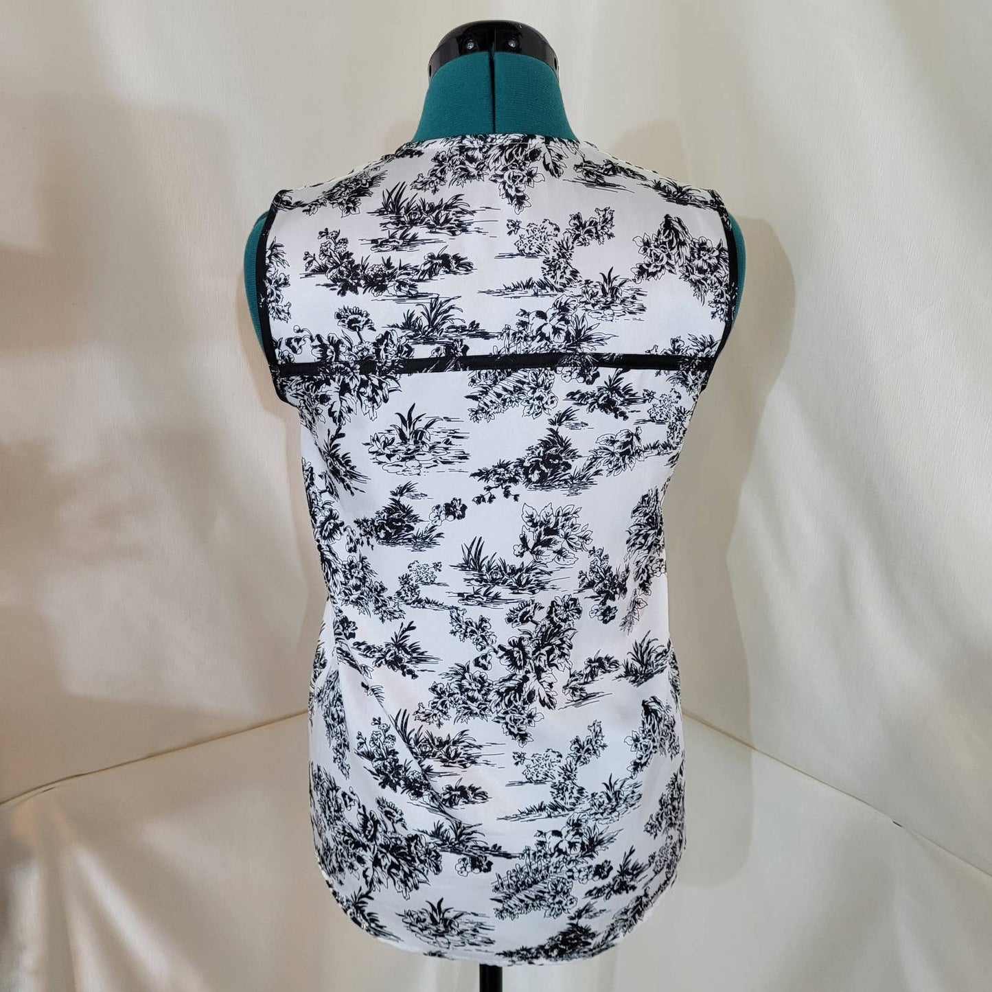 Judith & Charles Black and White Floral Sleeveless Top - Size 2