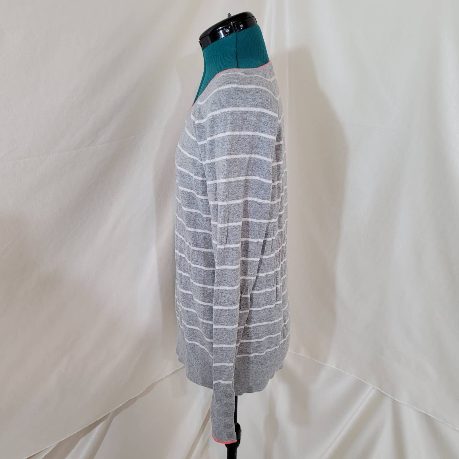Gap Gray and White Striped Sweater - Size LargeMarkita's ClosetGap