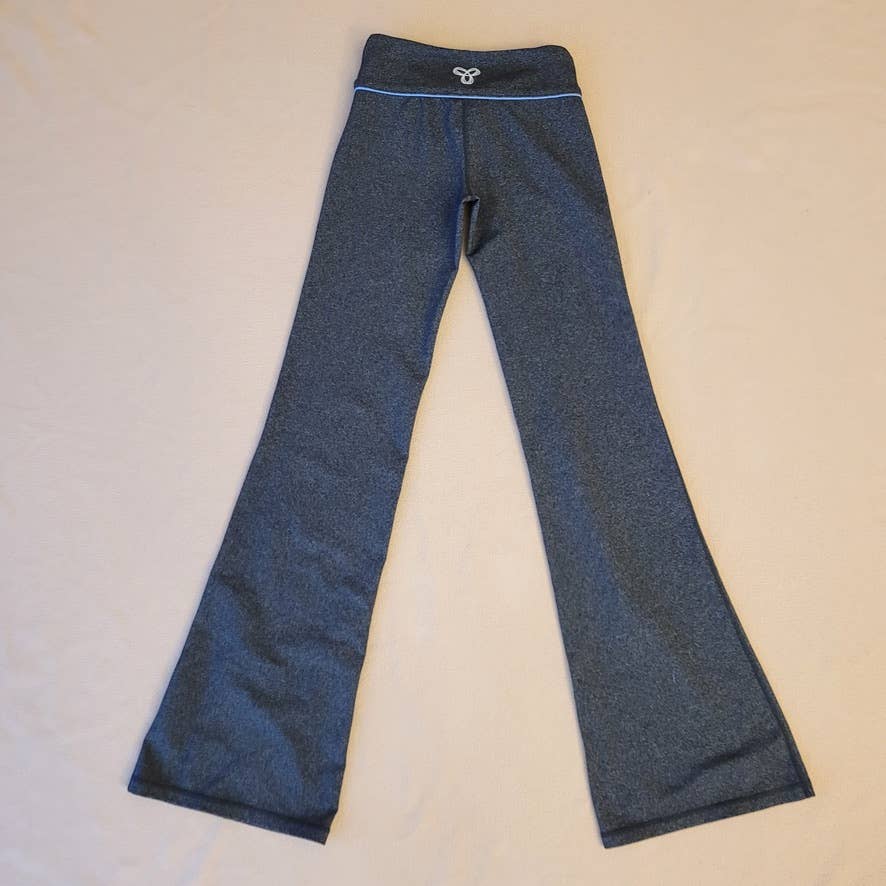 TNA Action Gray Heathered Flared Athletic Yoga Pants - Size Extra SmallMarkita's ClosetAritzia