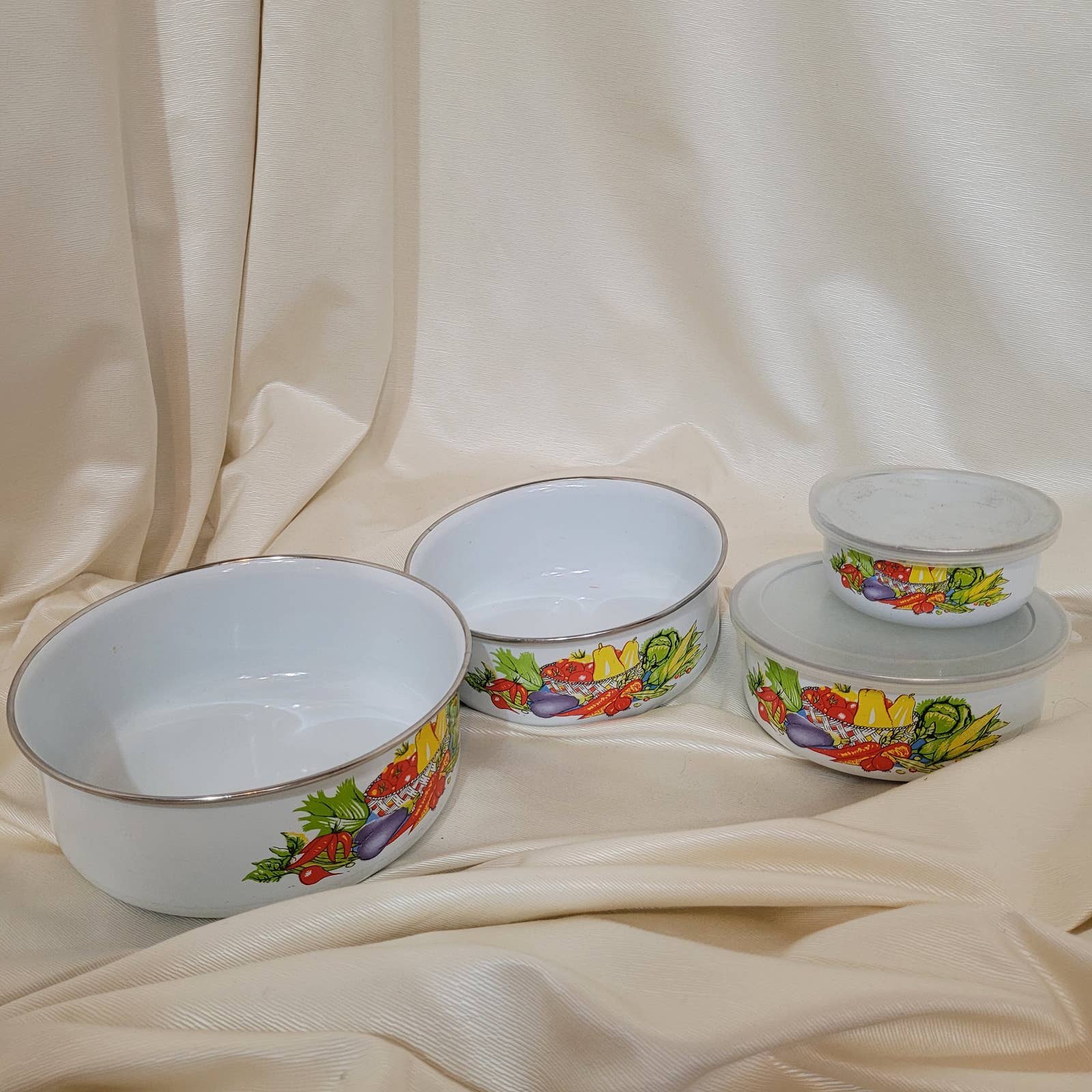 Vintage Enamelware Metal Nesting Bowls, Vegetable Pattern, Set of 4, 2 LidsMarkita's ClosetUnbranded